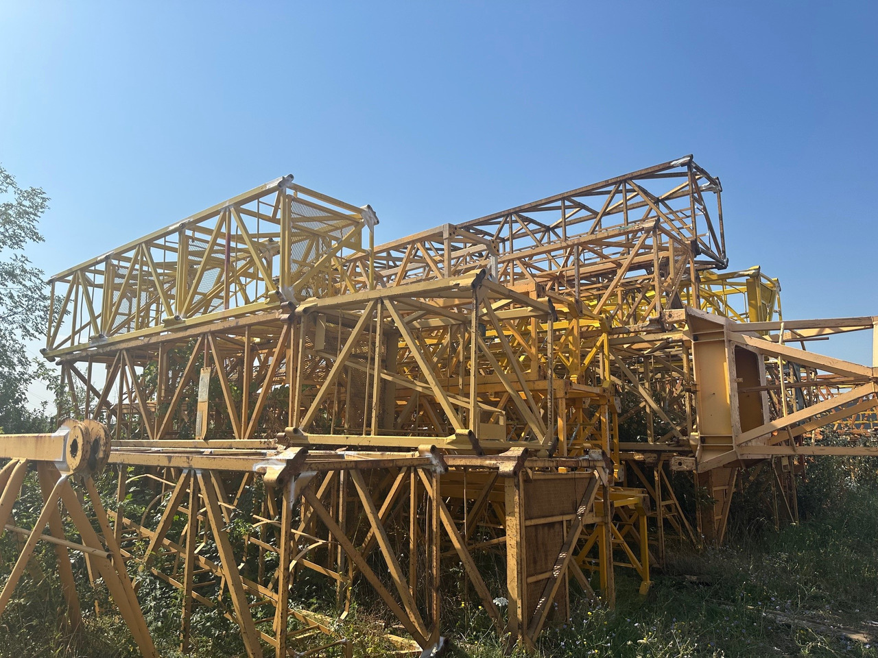 LIEBHERR 120 HC sections 1,8 m x 1,8 m & 256 HC 2,3 m x 2,3 m - Guindaste de torre: foto 1 LIEBHERR 120 HC sections 1,8 m x 1,8 m & 256 HC 2,3 m x 2,3 m - Guindaste de torre: foto 1