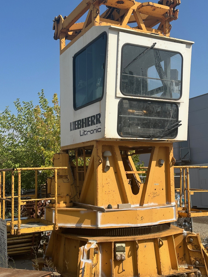 LIEBHERR 140 EC-H10 - Guindaste de torre: foto 1 LIEBHERR 140 EC-H10 - Guindaste de torre: foto 1