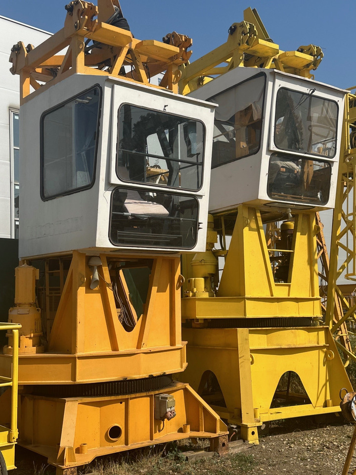 LIEBHERR 30 LC with chassis - Guindaste de torre: foto 1 LIEBHERR 30 LC with chassis - Guindaste de torre: foto 1