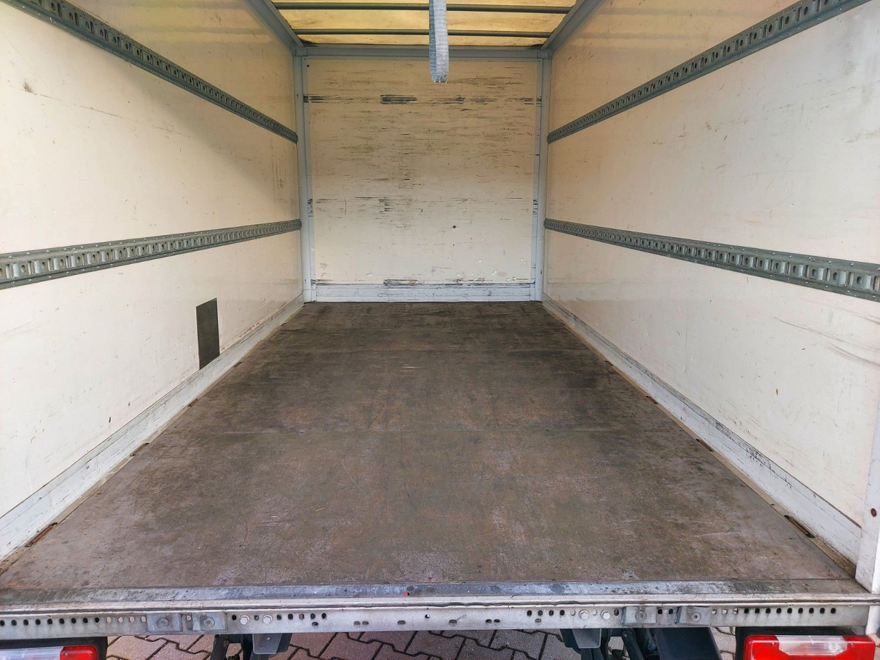 Iveco Daily 35s16 KOFFER LBW KLIMA - Carrinha de contentor: foto 4 Iveco Daily 35s16 KOFFER LBW KLIMA - Carrinha de contentor: foto 4