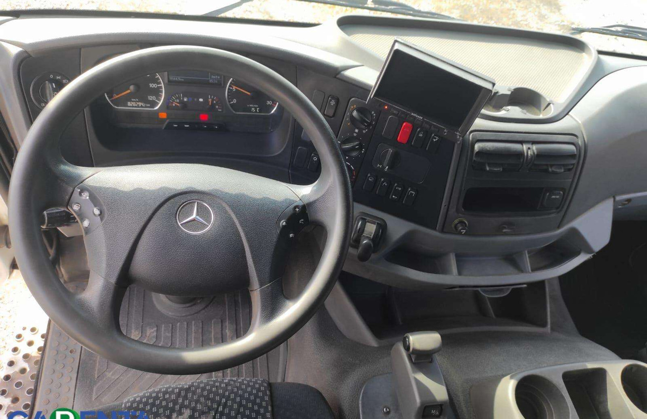 Fotografia de interior 1: Camião frigorífico Mercedes-Benz AXOR 18L