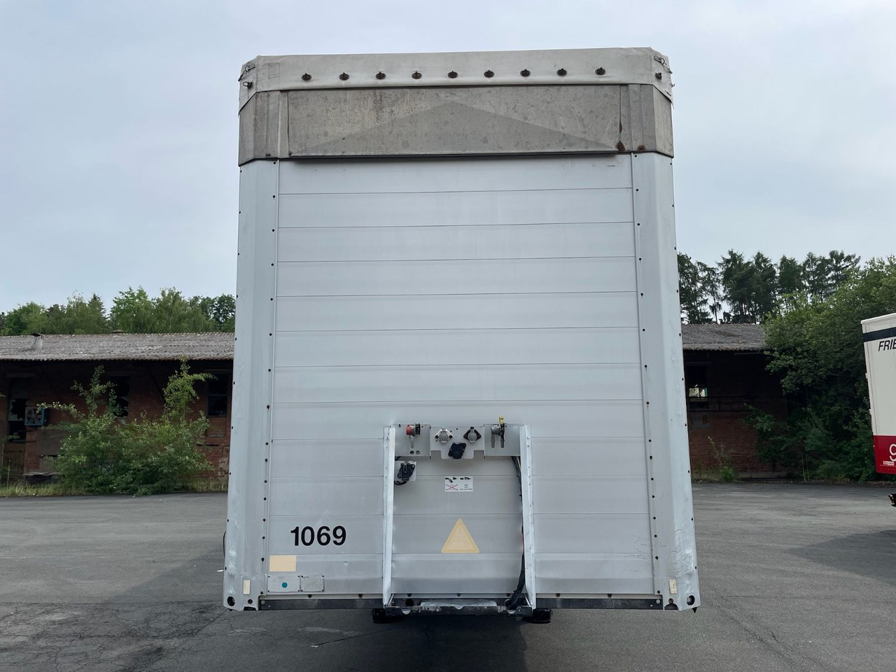 Schmitz Cargobull S01 3-Achs/Pritsche+Plane/13,5m/28050kg-Nutzlast - Semi-reboque de lona: foto 2 Schmitz Cargobull S01 3-Achs/Pritsche+Plane/13,5m/28050kg-Nutzlast - Semi-reboque de lona: foto 2