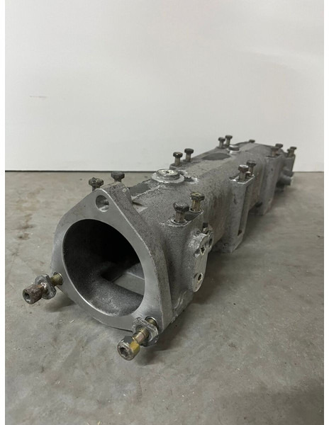 Liebherr A974 / P974 / R942 / R944 / R954 / R964 / R974 / R974B - A 974 / P 974 / R 942 / R 944 / R 954 / R 964 / R 974 / R 974B - Tubo de admissão: foto 5 Liebherr A974 / P974 / R942 / R944 / R954 / R964 / R974 / R974B - A 974 / P 974 / R 942 / R 944 / R 954 / R 964 / R 974 / R 974B - Tubo de admissão: foto 5