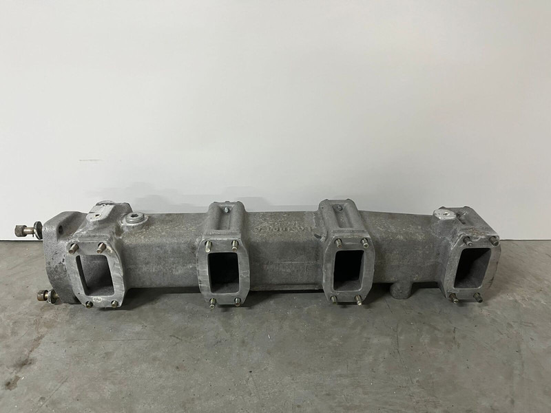 Liebherr A974 / P974 / R942 / R944 / R954 / R964 / R974 / R974B - A 974 / P 974 / R 942 / R 944 / R 954 / R 964 / R 974 / R 974B - Tubo de admissão: foto 4 Liebherr A974 / P974 / R942 / R944 / R954 / R964 / R974 / R974B - A 974 / P 974 / R 942 / R 944 / R 954 / R 964 / R 974 / R 974B - Tubo de admissão: foto 4