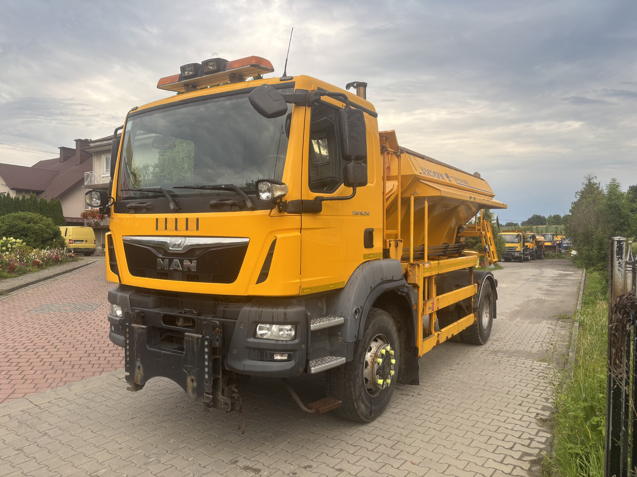 MAN TGM 18.250 4X4BB GRITTER/SPREADER/PLOUGH - Veículo limpa-neves: foto 1 MAN TGM 18.250 4X4BB GRITTER/SPREADER/PLOUGH - Veículo limpa-neves: foto 1
