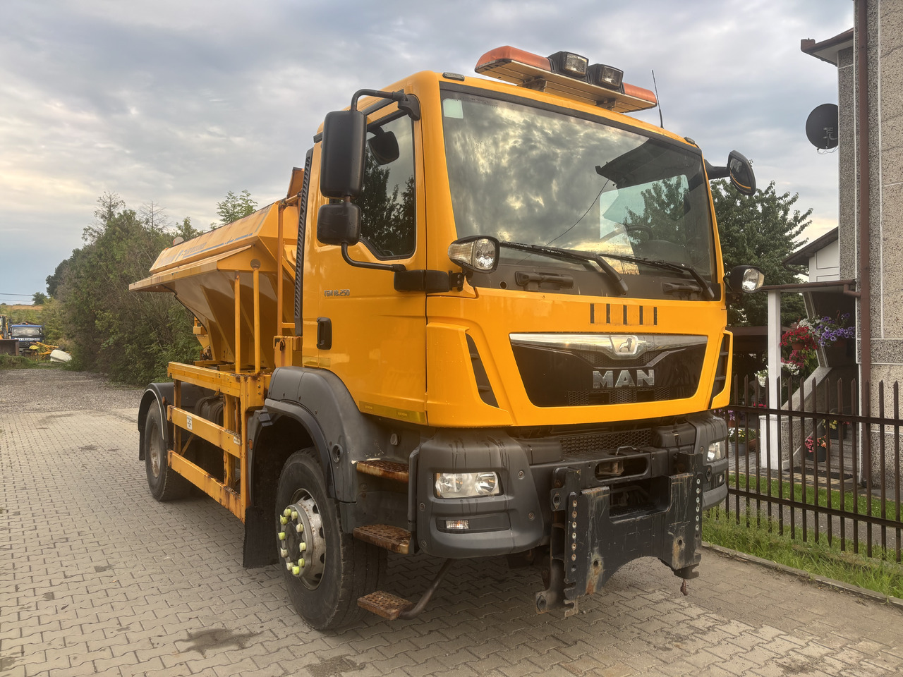 MAN TGM 18.250 4X4BB GRITTER/SPREADER/PLOUGH - Veículo limpa-neves: foto 4 MAN TGM 18.250 4X4BB GRITTER/SPREADER/PLOUGH - Veículo limpa-neves: foto 4