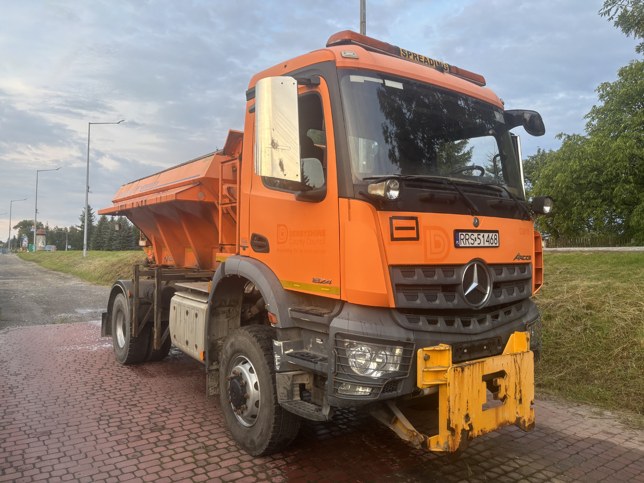 Mercedes AROCS 1824 4X4 GRITTER/SPREADER/PLOUGH - Veículo limpa-neves: foto 1 Mercedes AROCS 1824 4X4 GRITTER/SPREADER/PLOUGH - Veículo limpa-neves: foto 1