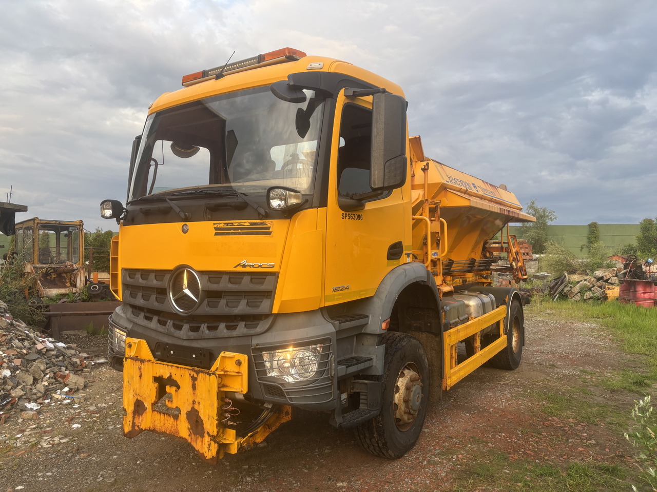 Mercedes AROCS 1824 4X4 GRITTER/SPREADER/PLOUGH - Veículo limpa-neves: foto 4 Mercedes AROCS 1824 4X4 GRITTER/SPREADER/PLOUGH - Veículo limpa-neves: foto 4