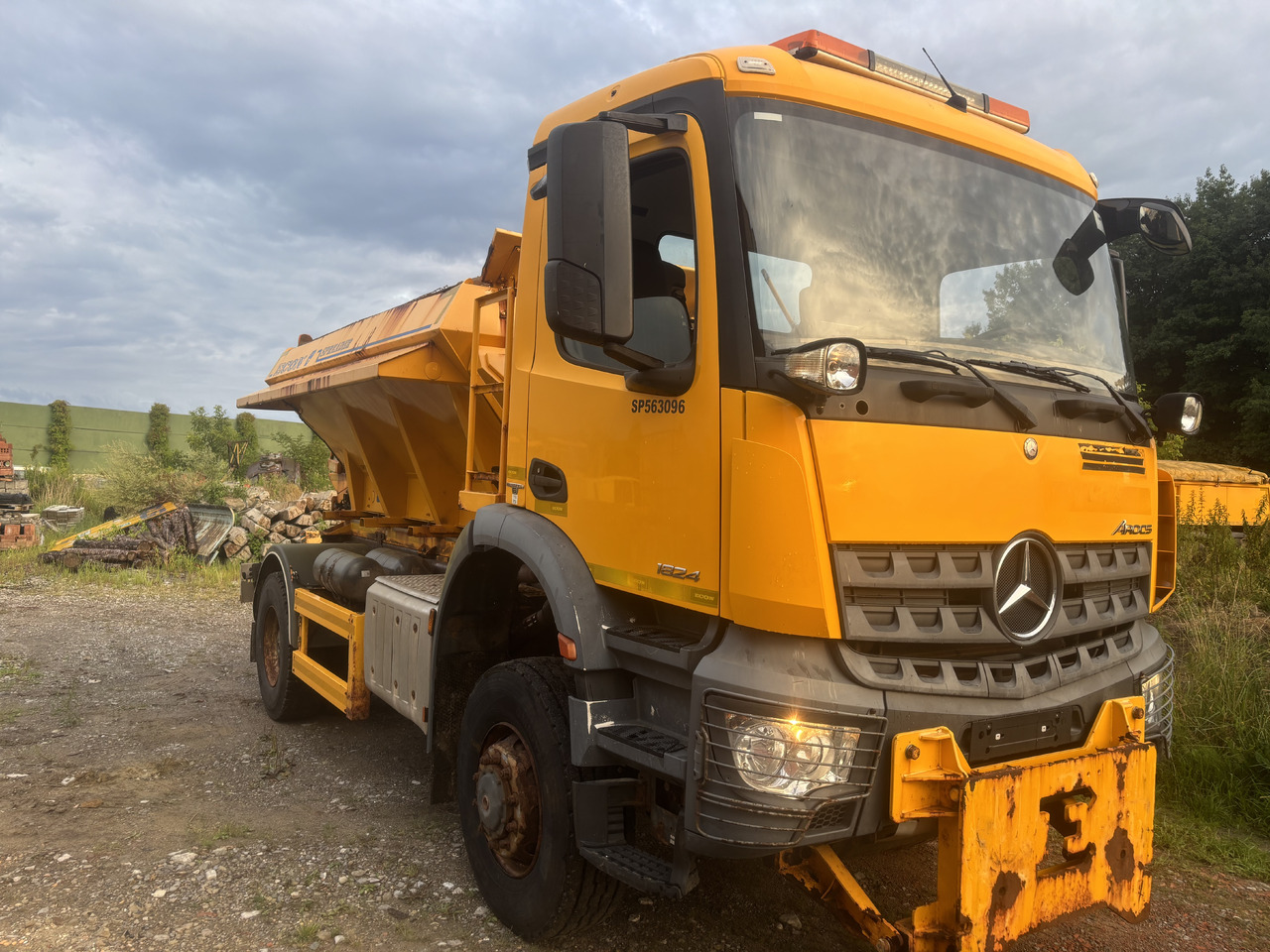 Mercedes AROCS 1824 4X4 GRITTER/SPREADER/PLOUGH - Veículo limpa-neves: foto 3 Mercedes AROCS 1824 4X4 GRITTER/SPREADER/PLOUGH - Veículo limpa-neves: foto 3