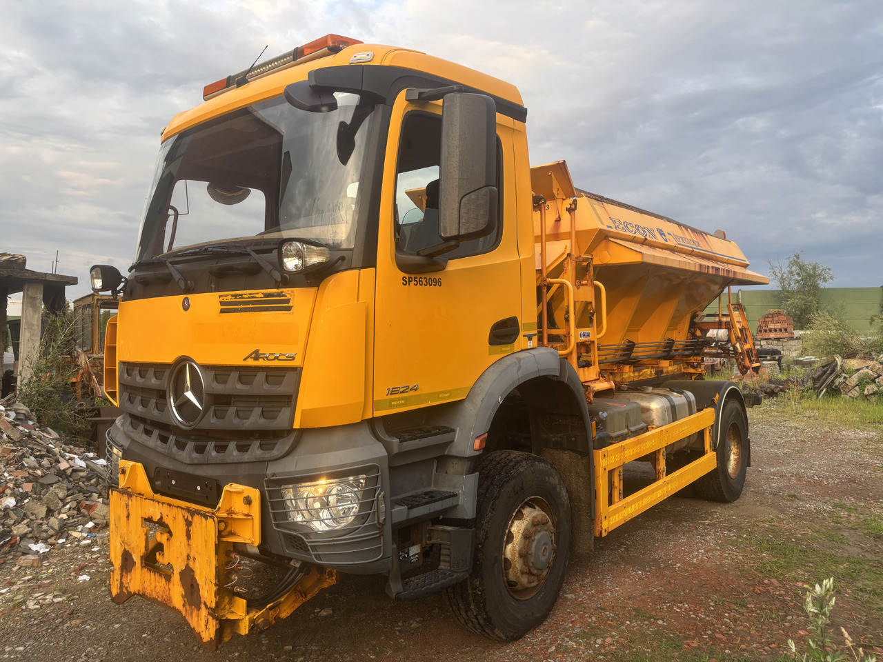 Mercedes AROCS 1824 4X4 GRITTER/SPREADER/PLOUGH - Veículo limpa-neves: foto 5 Mercedes AROCS 1824 4X4 GRITTER/SPREADER/PLOUGH - Veículo limpa-neves: foto 5