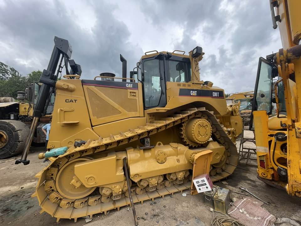 Caterpillar D8T - Buldôzer: foto 1 Caterpillar D8T - Buldôzer: foto 1