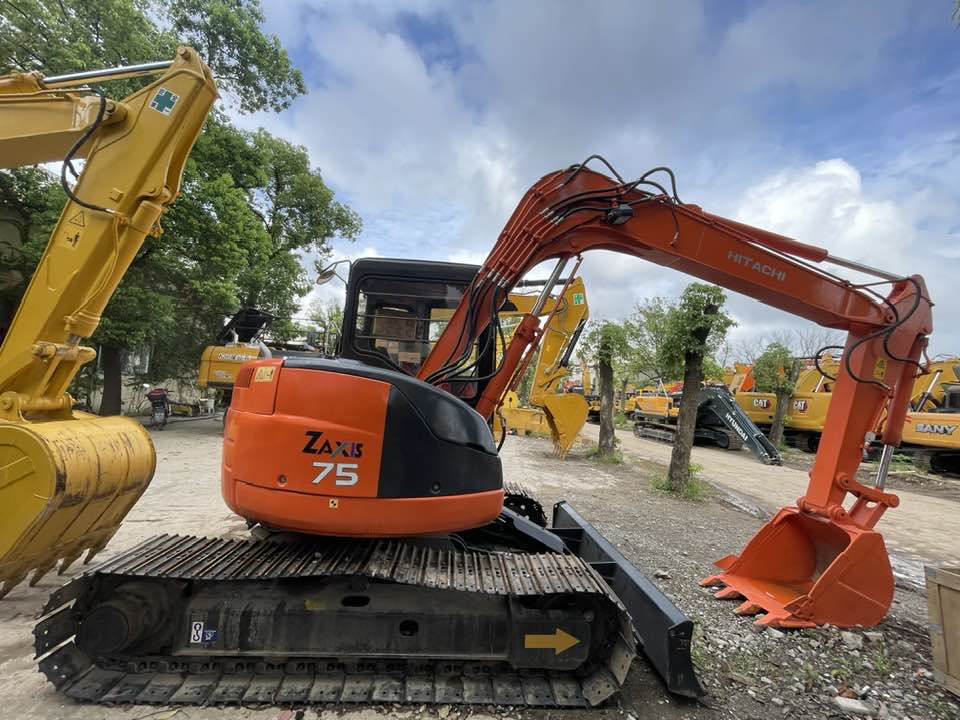 Hitachi ZAXIS 75 - Mini escavadeira: foto 1 Hitachi ZAXIS 75 - Mini escavadeira: foto 1