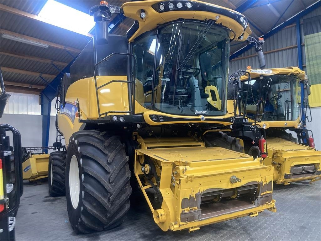 New Holland CR.9.90 SLH - Ceifeira debulhadora: foto 2 New Holland CR.9.90 SLH - Ceifeira debulhadora: foto 2