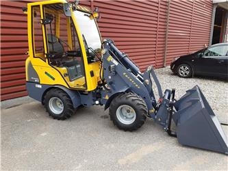 Eurotrac W11 med lang arm, førerhus, skovl og gafler - Carregadora articulada: foto 1 Eurotrac W11 med lang arm, førerhus, skovl og gafler - Carregadora articulada: foto 1