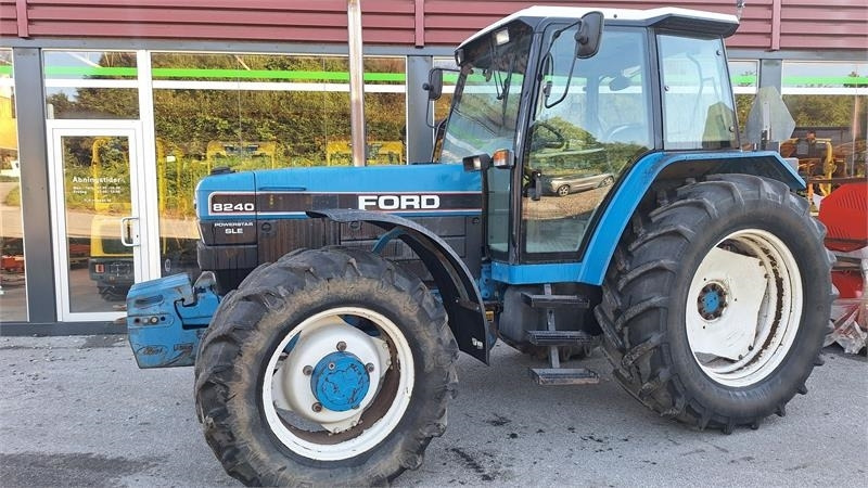 Ford 8240 - Trator: foto 1 Ford 8240 - Trator: foto 1