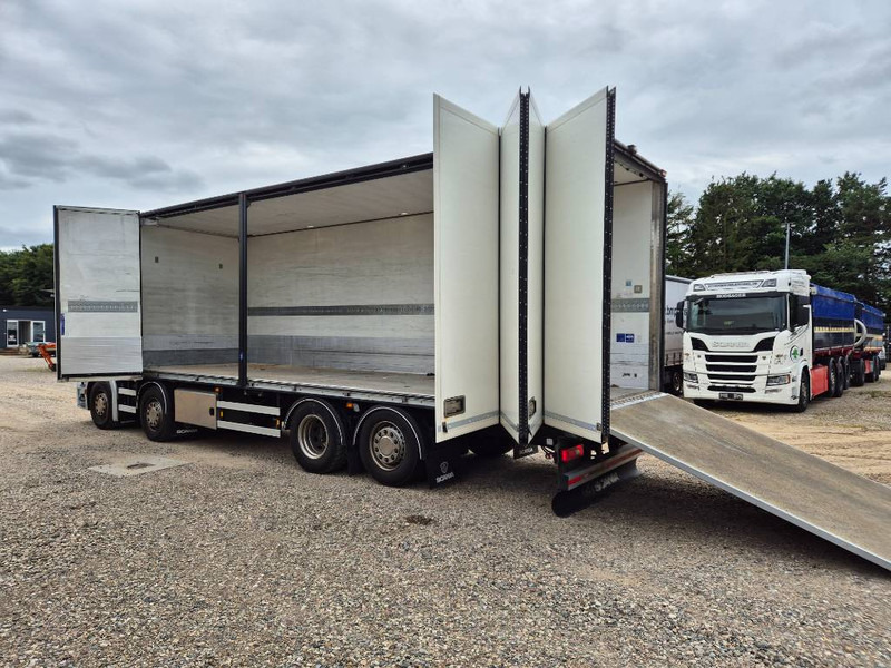 Scania R 500 8x2 //Rampe// Underboring - Camião furgão: foto 1 Scania R 500 8x2 //Rampe// Underboring - Camião furgão: foto 1
