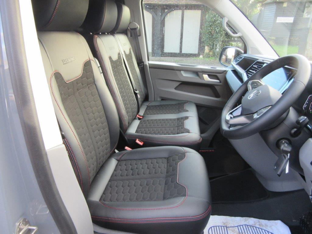 Fotografia de interior 1: Furgão novo 2025 Volkswagen Transporter Black Edition 2.0 BiDI 204 Sportline