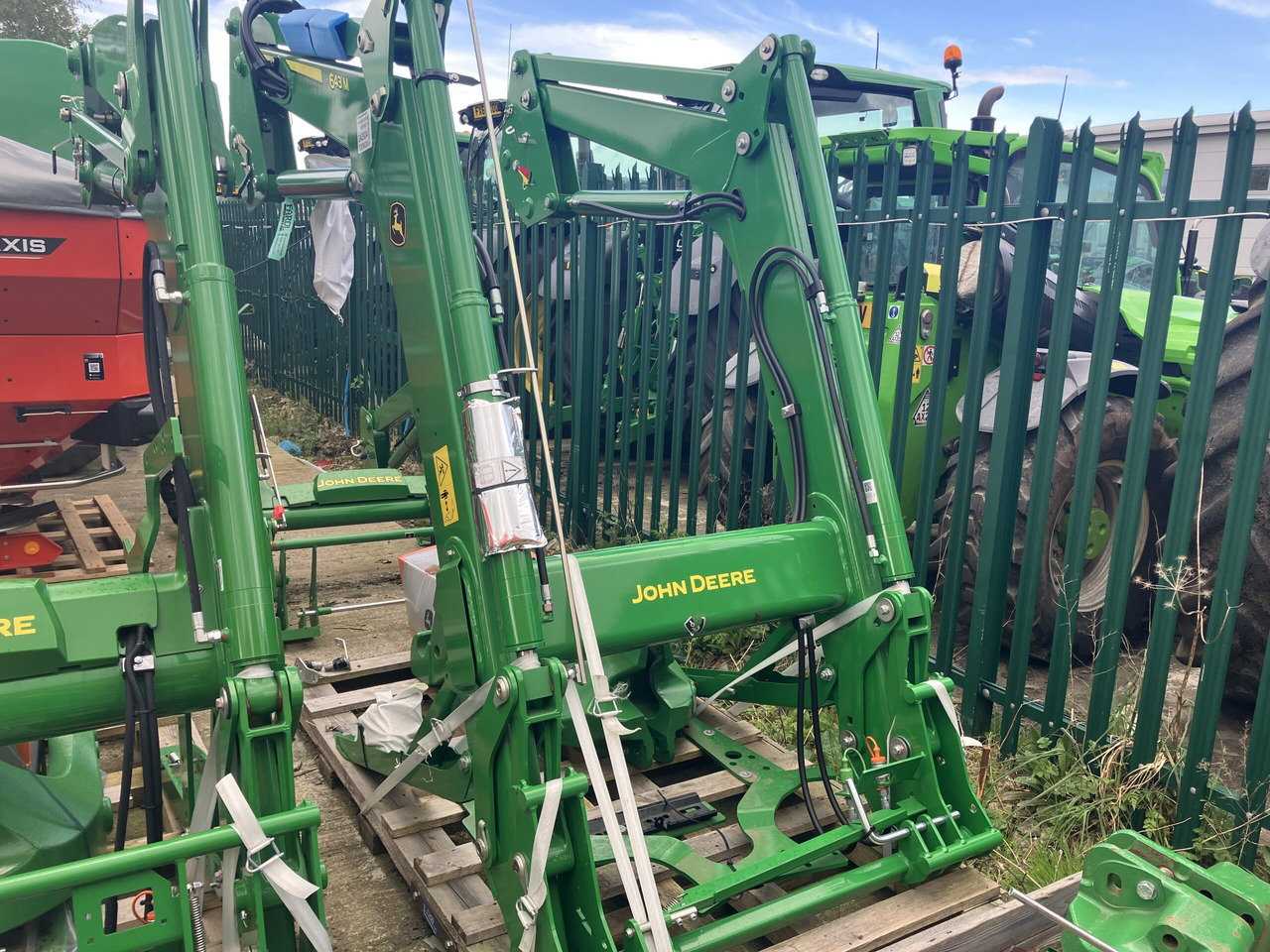 John Deere 643M Loader and Brackets - Equipamento: foto 1 John Deere 643M Loader and Brackets - Equipamento: foto 1