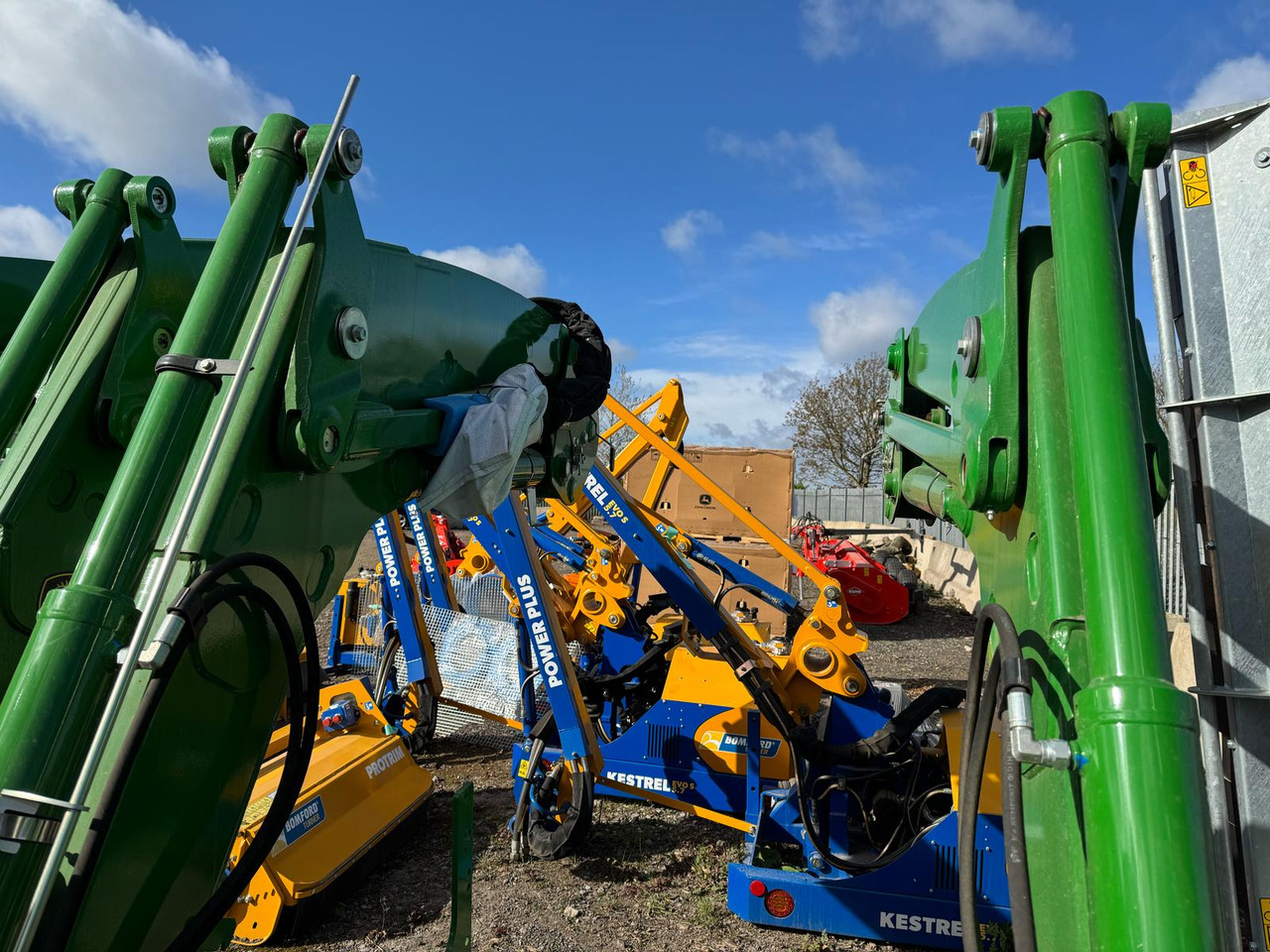 John Deere 643R Loader and brackets - Equipamento: foto 2 John Deere 643R Loader and brackets - Equipamento: foto 2