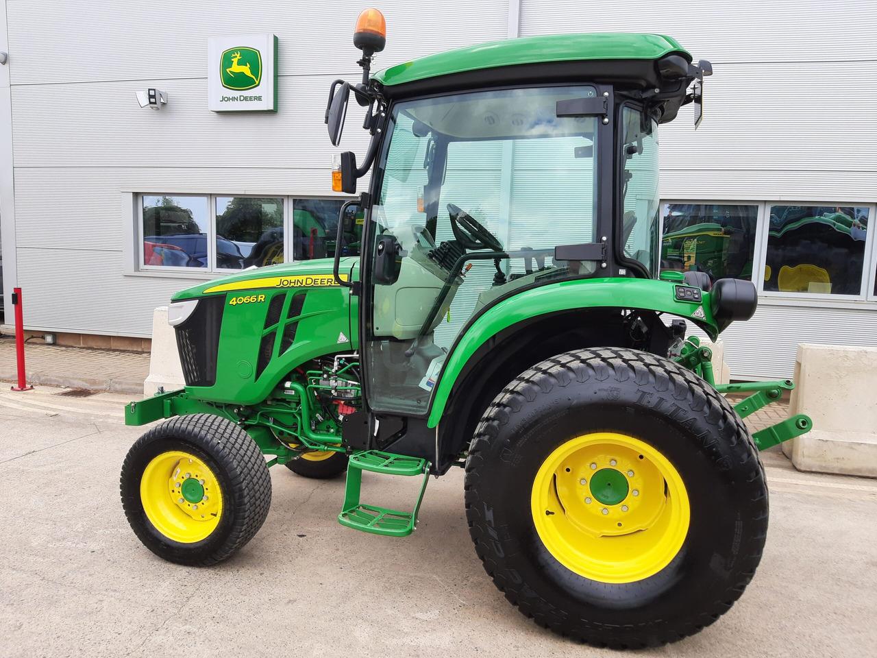 John Deere 4066R Compact Tractor - Mini trator: foto 1 John Deere 4066R Compact Tractor - Mini trator: foto 1