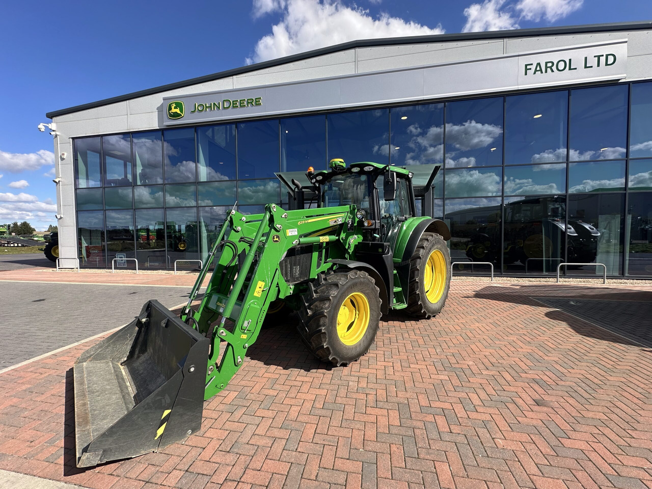 John Deere 6110M + 623M - Trator: foto 1 John Deere 6110M + 623M - Trator: foto 1