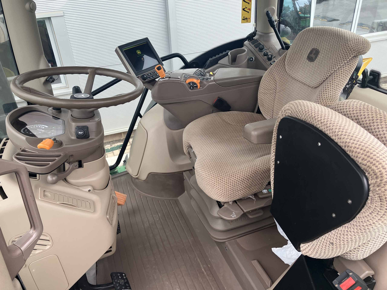 Trator John Deere 6155R: foto 16