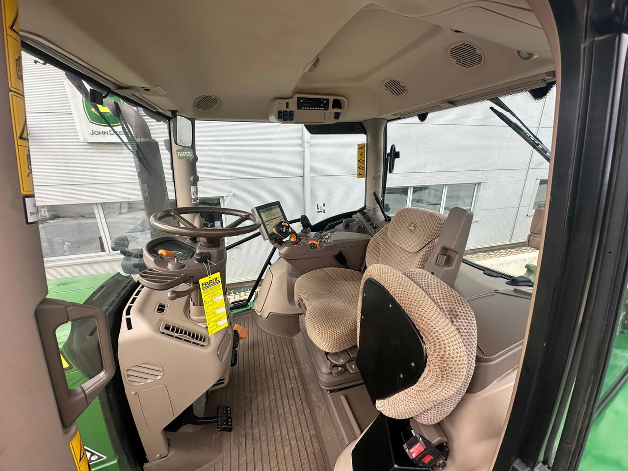 Trator John Deere 6215R: foto 9