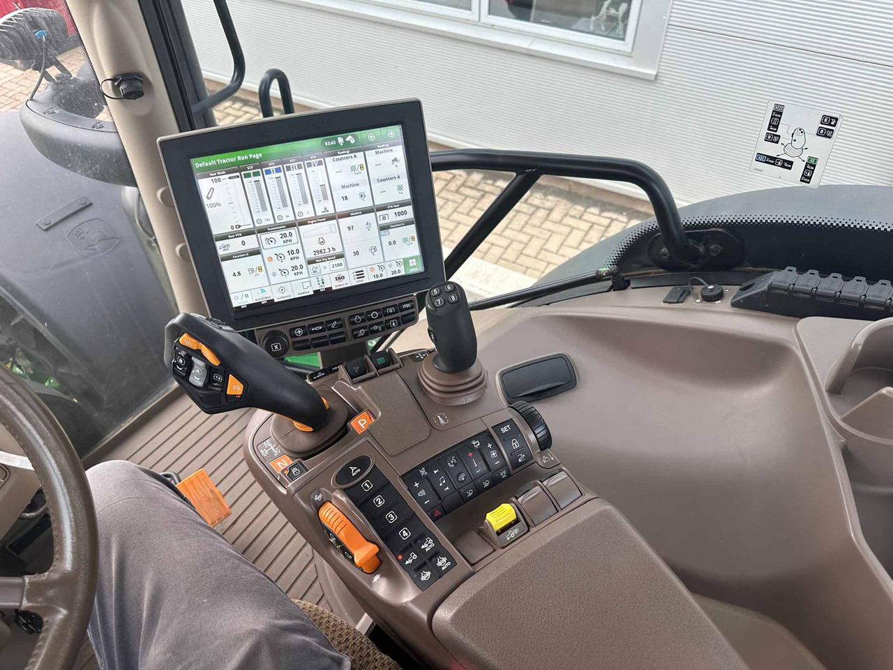 Trator John Deere 6215R: foto 12