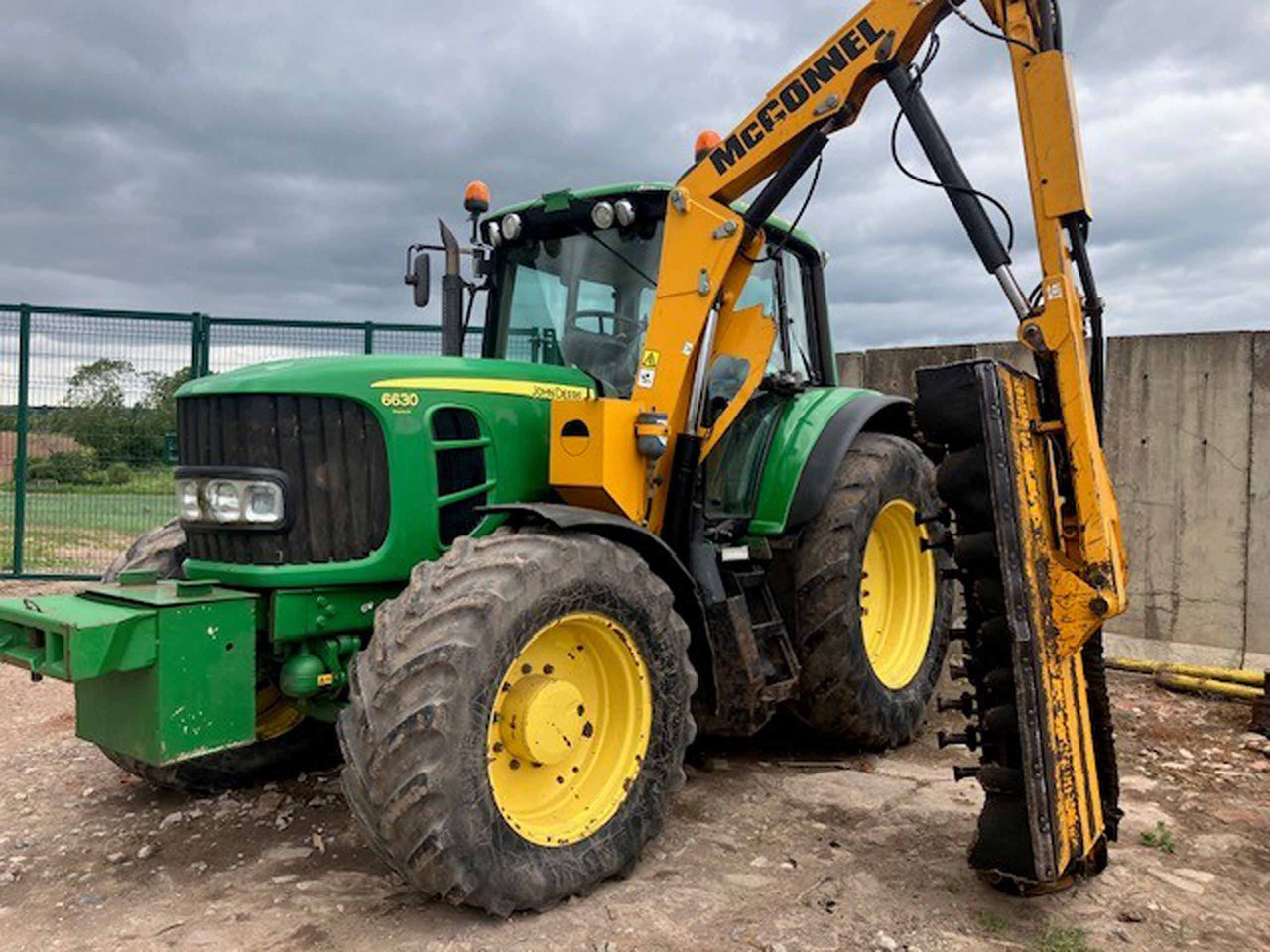 John Deere 6630 Premium + McConnel Mid mount hedgecutter - Trator: foto 1 John Deere 6630 Premium + McConnel Mid mount hedgecutter - Trator: foto 1
