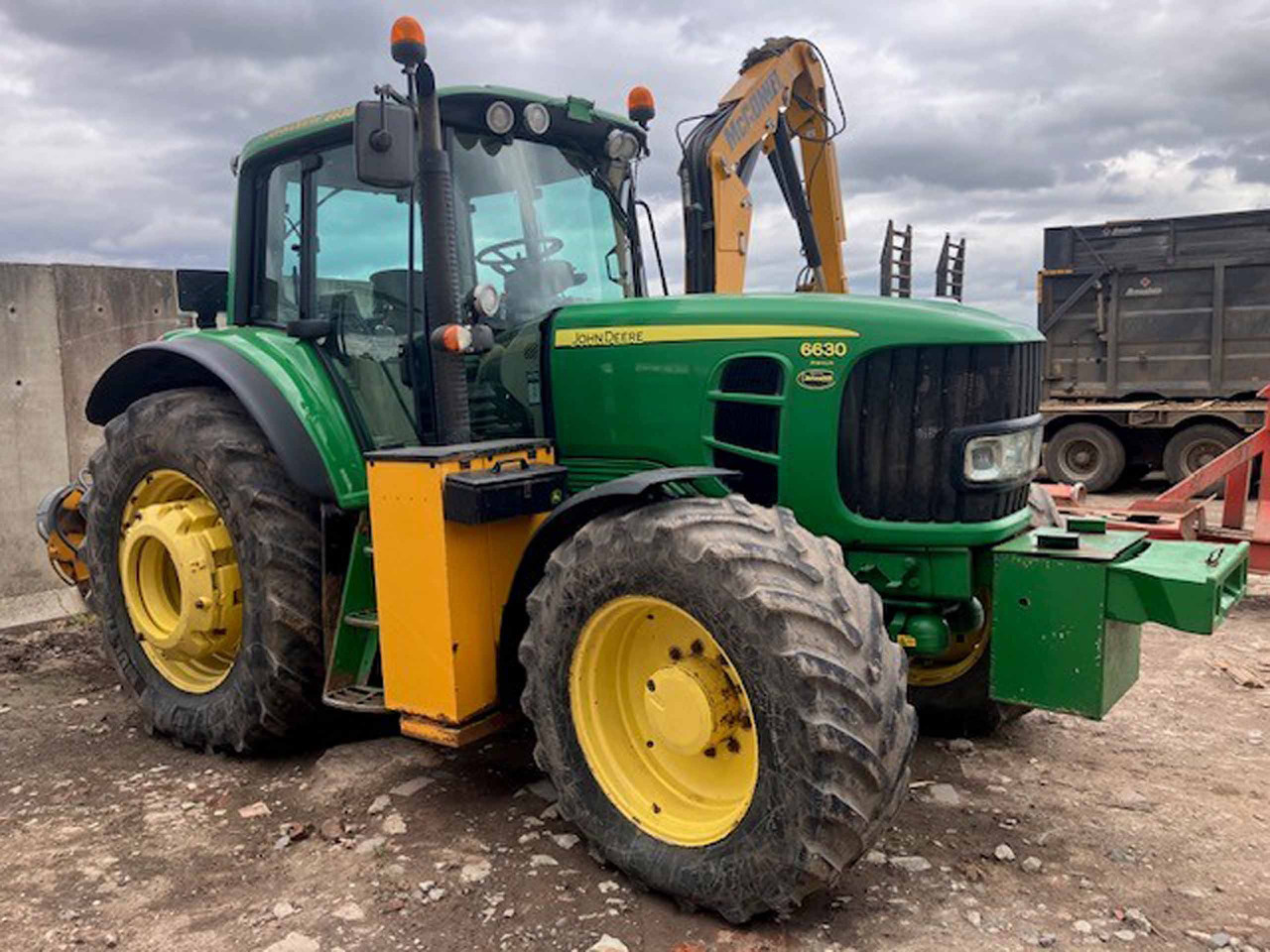 John Deere 6630 Premium + McConnel Mid mount hedgecutter - Trator: foto 2 John Deere 6630 Premium + McConnel Mid mount hedgecutter - Trator: foto 2