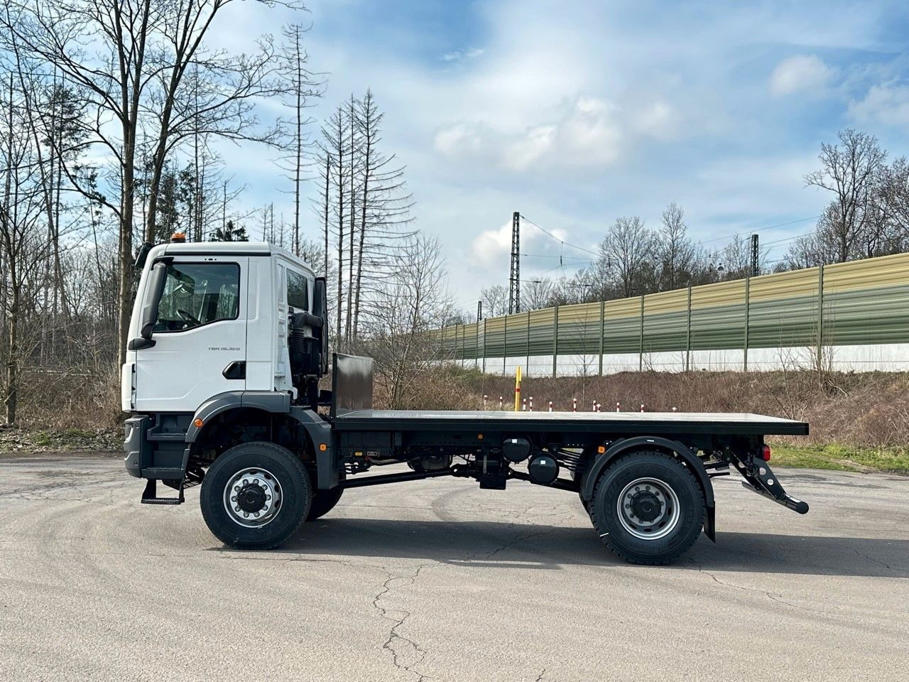 MAN TGM 18.320 4x4 Euro 6e Plato - Camião de caixa aberta/ Plataforma: foto 3 MAN TGM 18.320 4x4 Euro 6e Plato - Camião de caixa aberta/ Plataforma: foto 3