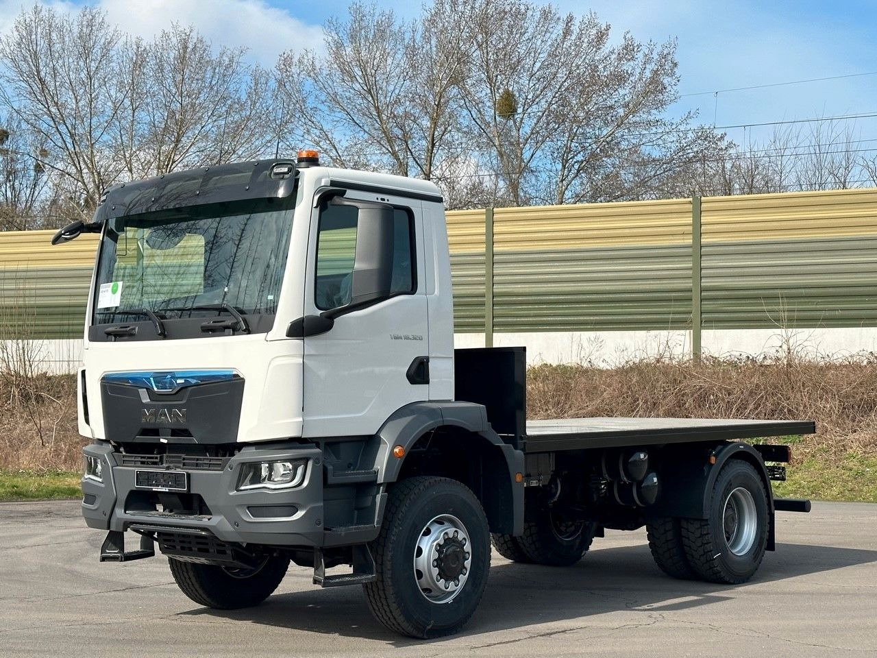 MAN TGM 18.320 4x4 Euro 6e Plato - Camião de caixa aberta/ Plataforma: foto 1 MAN TGM 18.320 4x4 Euro 6e Plato - Camião de caixa aberta/ Plataforma: foto 1