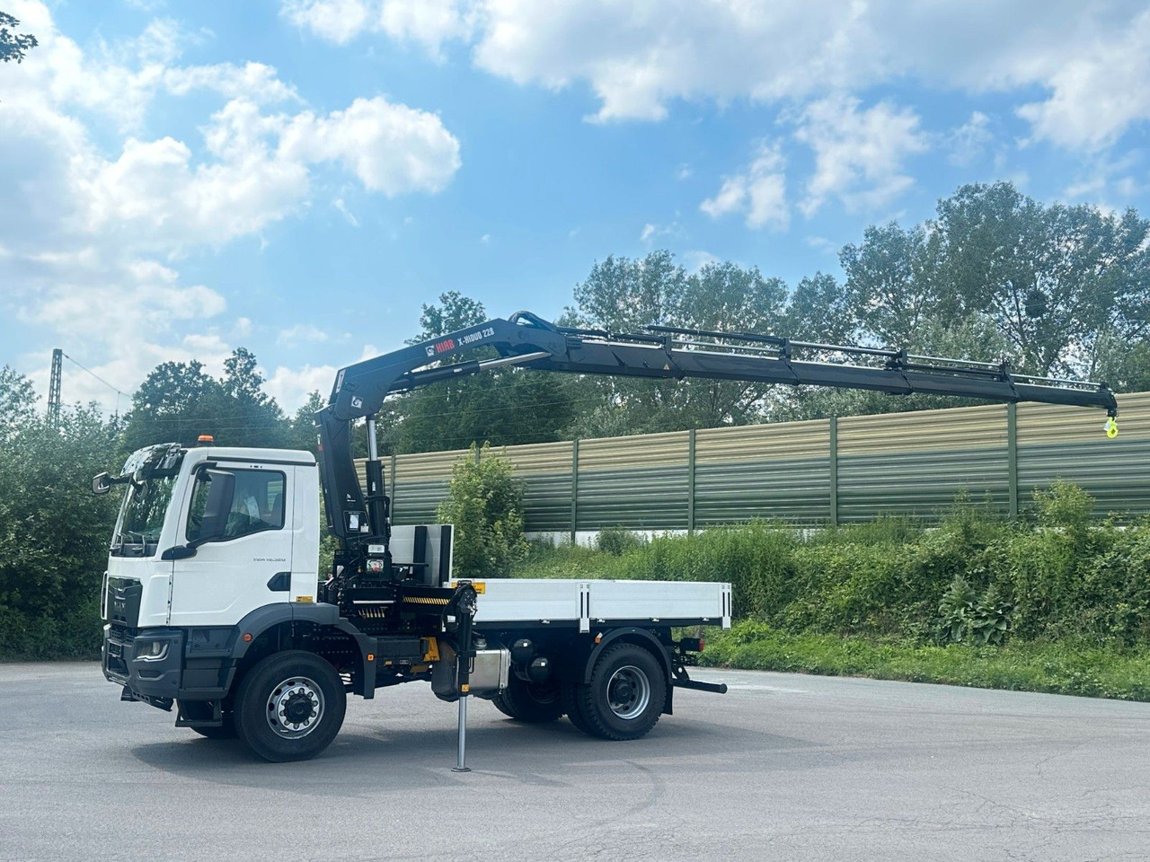MAN TGM 18.320 4x4 Euro 6e Pritsche Hiab 228-4 Kran - Camião grua: foto 2 MAN TGM 18.320 4x4 Euro 6e Pritsche Hiab 228-4 Kran - Camião grua: foto 2