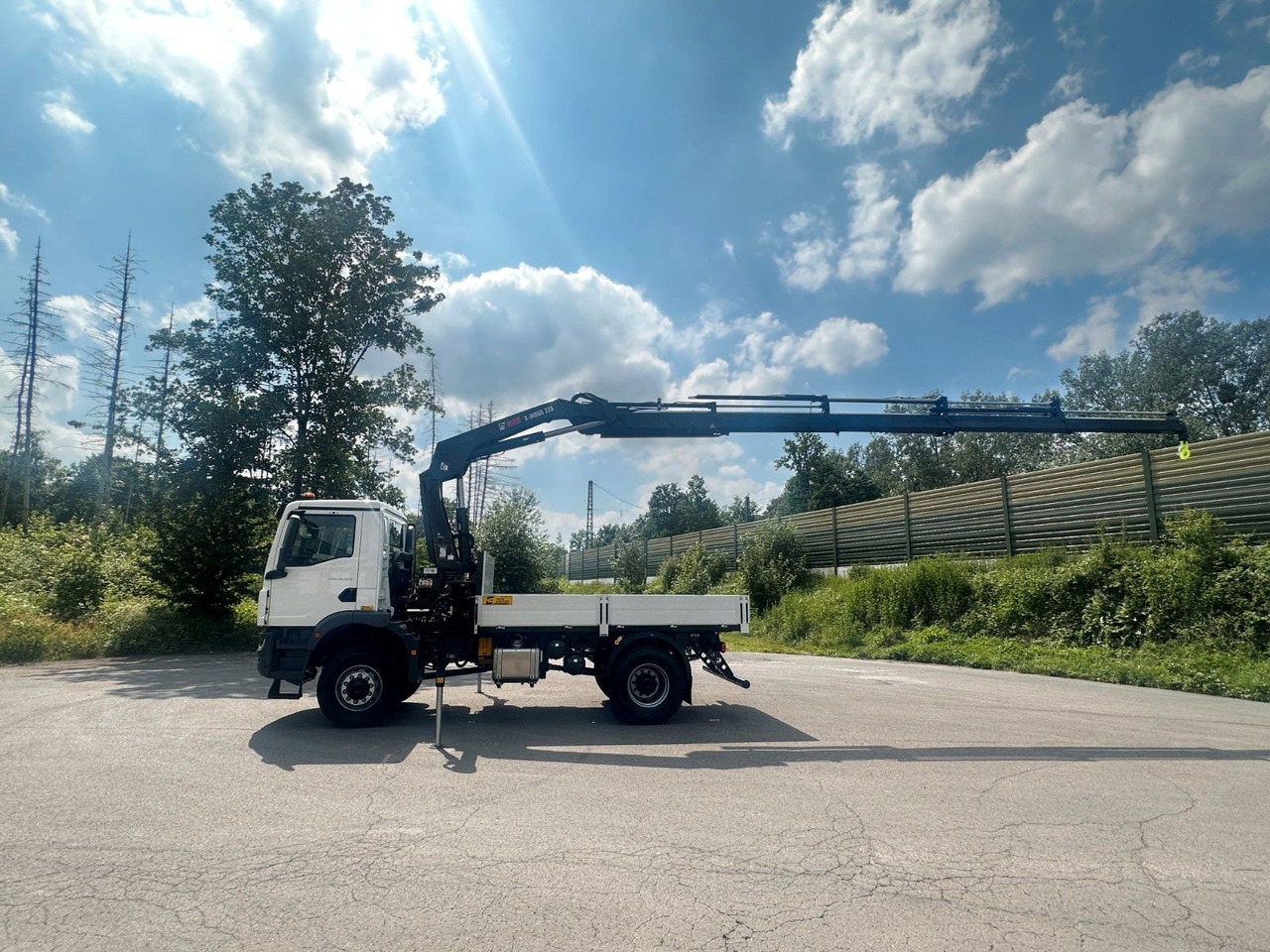 MAN TGM 18.320 4x4 Euro 6e Pritsche Hiab 228-4 Kran - Camião de caixa aberta/ Plataforma, Camião grua: foto 3 MAN TGM 18.320 4x4 Euro 6e Pritsche Hiab 228-4 Kran - Camião de caixa aberta/ Plataforma, Camião grua: foto 3