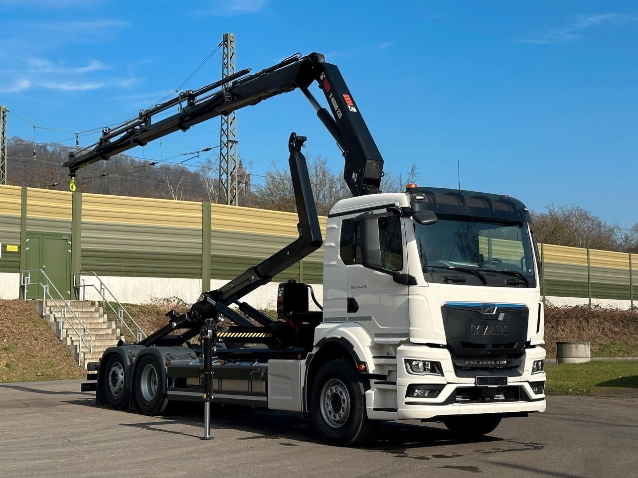 MAN TGS 26.470 6x2 Abrollkipper + Kran Hiab 228-4 - Camião polibenne, Camião grua: foto 1 MAN TGS 26.470 6x2 Abrollkipper + Kran Hiab 228-4 - Camião polibenne, Camião grua: foto 1