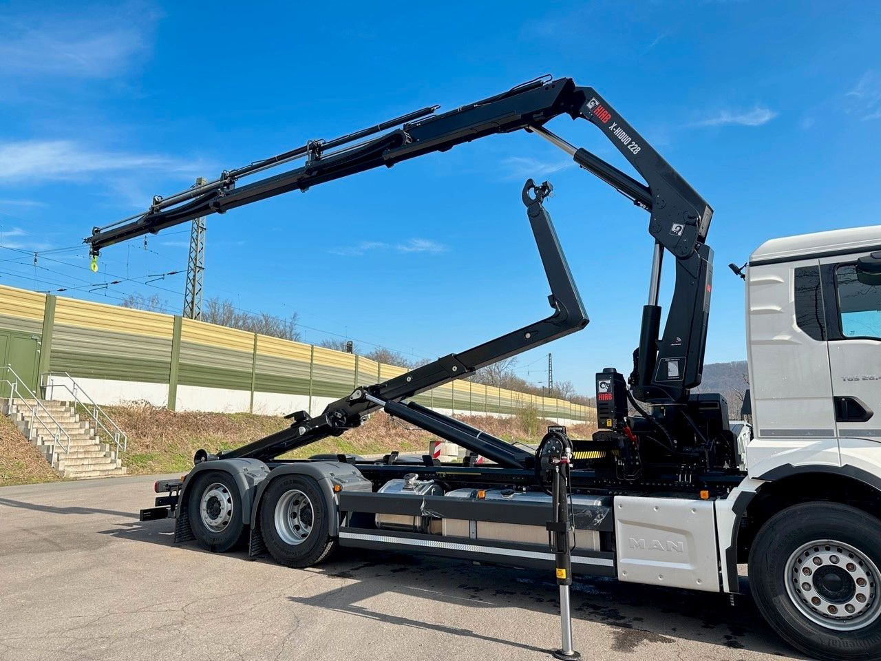 MAN TGS 26.470 6x2 Abrollkipper + Kran Hiab 228-4 - Camião polibenne, Camião grua: foto 2 MAN TGS 26.470 6x2 Abrollkipper + Kran Hiab 228-4 - Camião polibenne, Camião grua: foto 2