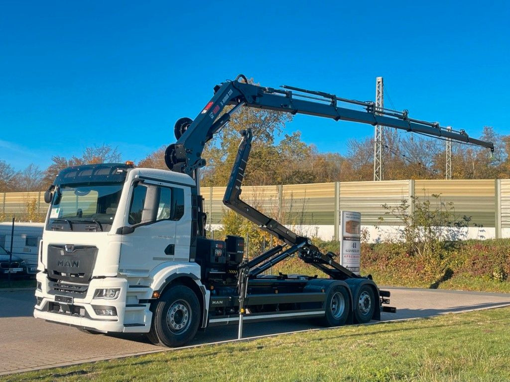 MAN TGS 26.470 6x2 Abrollkipper + Kran Hiab 228-6 - Camião polibenne, Camião grua: foto 1 MAN TGS 26.470 6x2 Abrollkipper + Kran Hiab 228-6 - Camião polibenne, Camião grua: foto 1
