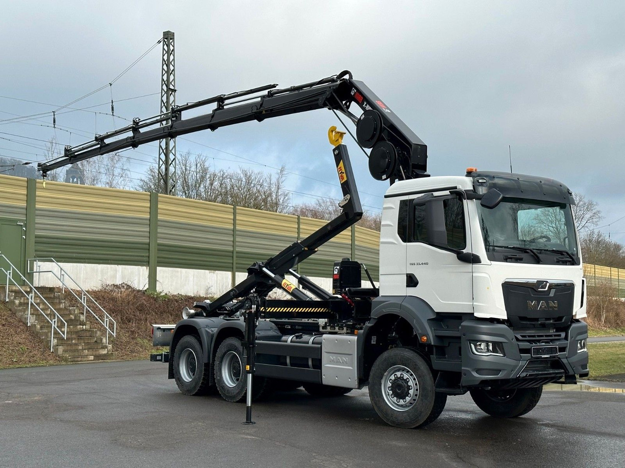 MAN TGS 33.440 6x6 BB Abrollkipper+Kran Hiab 228-6 - Camião polibenne, Camião grua: foto 1 MAN TGS 33.440 6x6 BB Abrollkipper+Kran Hiab 228-6 - Camião polibenne, Camião grua: foto 1