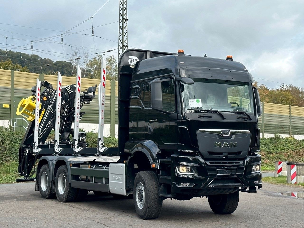 MAN TGS 33.520 6X6 Euro6e LogLift 165 Z - Camião de transporte de madeira, Camião grua: foto 1 MAN TGS 33.520 6X6 Euro6e LogLift 165 Z - Camião de transporte de madeira, Camião grua: foto 1