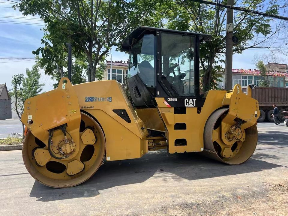 Caterpillar CB564D Double Drum Road Roller 7 Ton Weight With Core Components Engine and Bearing Essential Road Machinery - Compactador de asfalto: foto 2 Caterpillar CB564D Double Drum Road Roller 7 Ton Weight With Core Components Engine and Bearing Essential Road Machinery - Compactador de asfalto: foto 2