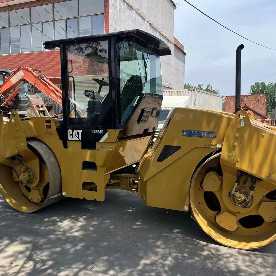 Caterpillar CB564D Double Drum Road Roller 7 Ton Weight With Core Components Engine and Bearing Essential Road Machinery - Compactador de asfalto: foto 1 Caterpillar CB564D Double Drum Road Roller 7 Ton Weight With Core Components Engine and Bearing Essential Road Machinery - Compactador de asfalto: foto 1