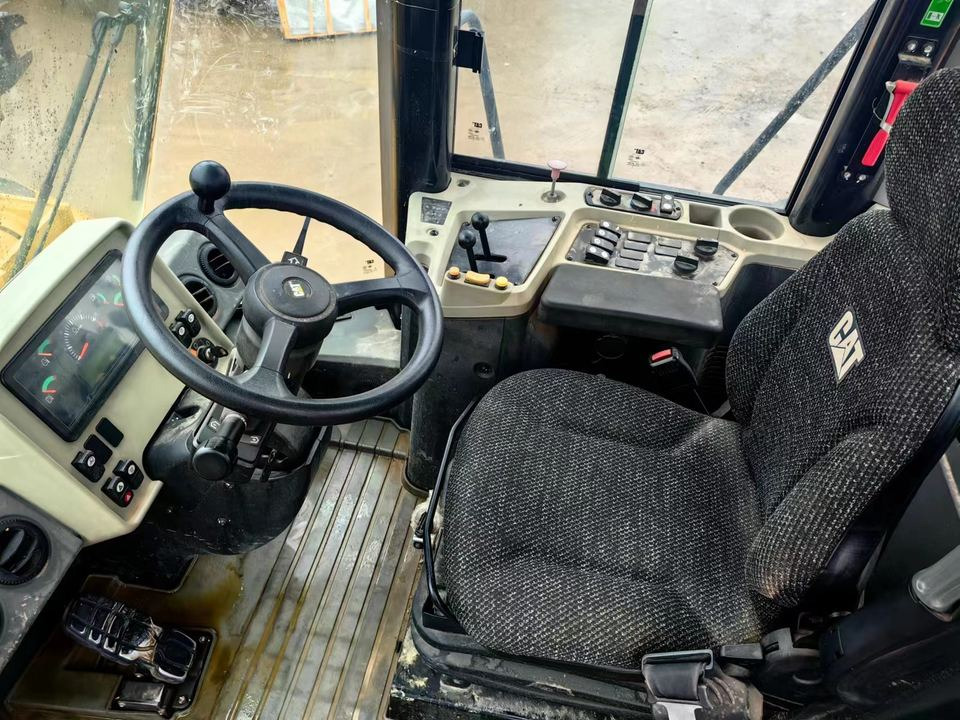 Low Price Sale! Used CAT 950GC Wheel Loader Original Front End Loader 950GC Loader in Shanghai China - Pá carregadora de rodas: foto 2 Low Price Sale! Used CAT 950GC Wheel Loader Original Front End Loader 950GC Loader in Shanghai China - Pá carregadora de rodas: foto 2