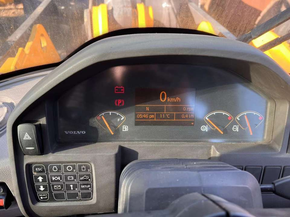 Used Volvo L120GZ 6 Ton Capacity Wheel Loader Available for Sale - Pá carregadora de rodas: foto 5 Used Volvo L120GZ 6 Ton Capacity Wheel Loader Available for Sale - Pá carregadora de rodas: foto 5