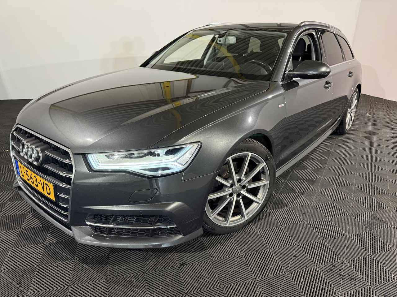 Audi | A6 Avant | 1.8 TFSI ultra Premium Edition | 2016 | 240.412 km | Automaat | L563VD | Geen oordeel - Automóvel: foto 1 Audi | A6 Avant | 1.8 TFSI ultra Premium Edition | 2016 | 240.412 km | Automaat | L563VD | Geen oordeel - Automóvel: foto 1