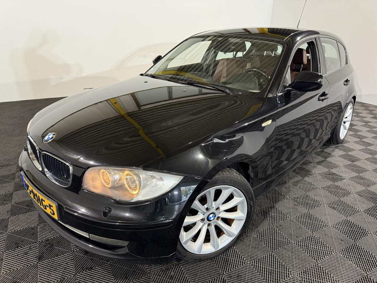 BMW | 1-serie | 116i EffDyn. Ed. Business Line Ultimate Edition | 2011 | 263.221 km | 05RHG5 | Logisch - Hatchback: foto 1 BMW | 1-serie | 116i EffDyn. Ed. Business Line Ultimate Edition | 2011 | 263.221 km | 05RHG5 | Logisch - Hatchback: foto 1