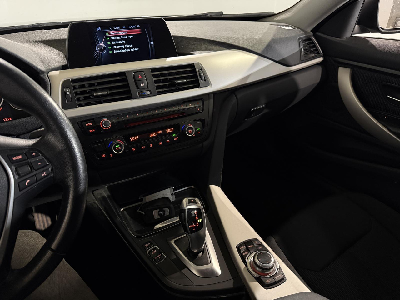 BMW | 4-serie Coupé | 420i Executive Automaat | 2015 | 213.401 km | 2ZGG53 | Logisch - Automóvel: foto 4 BMW | 4-serie Coupé | 420i Executive Automaat | 2015 | 213.401 km | 2ZGG53 | Logisch - Automóvel: foto 4