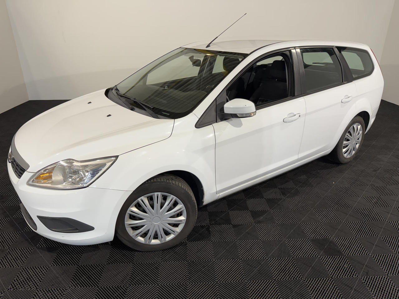 Ford Focus Wagon 1.6 Comfort 33-LKG-1 283.490 km - Automóvel: foto 1 Ford Focus Wagon 1.6 Comfort 33-LKG-1 283.490 km - Automóvel: foto 1