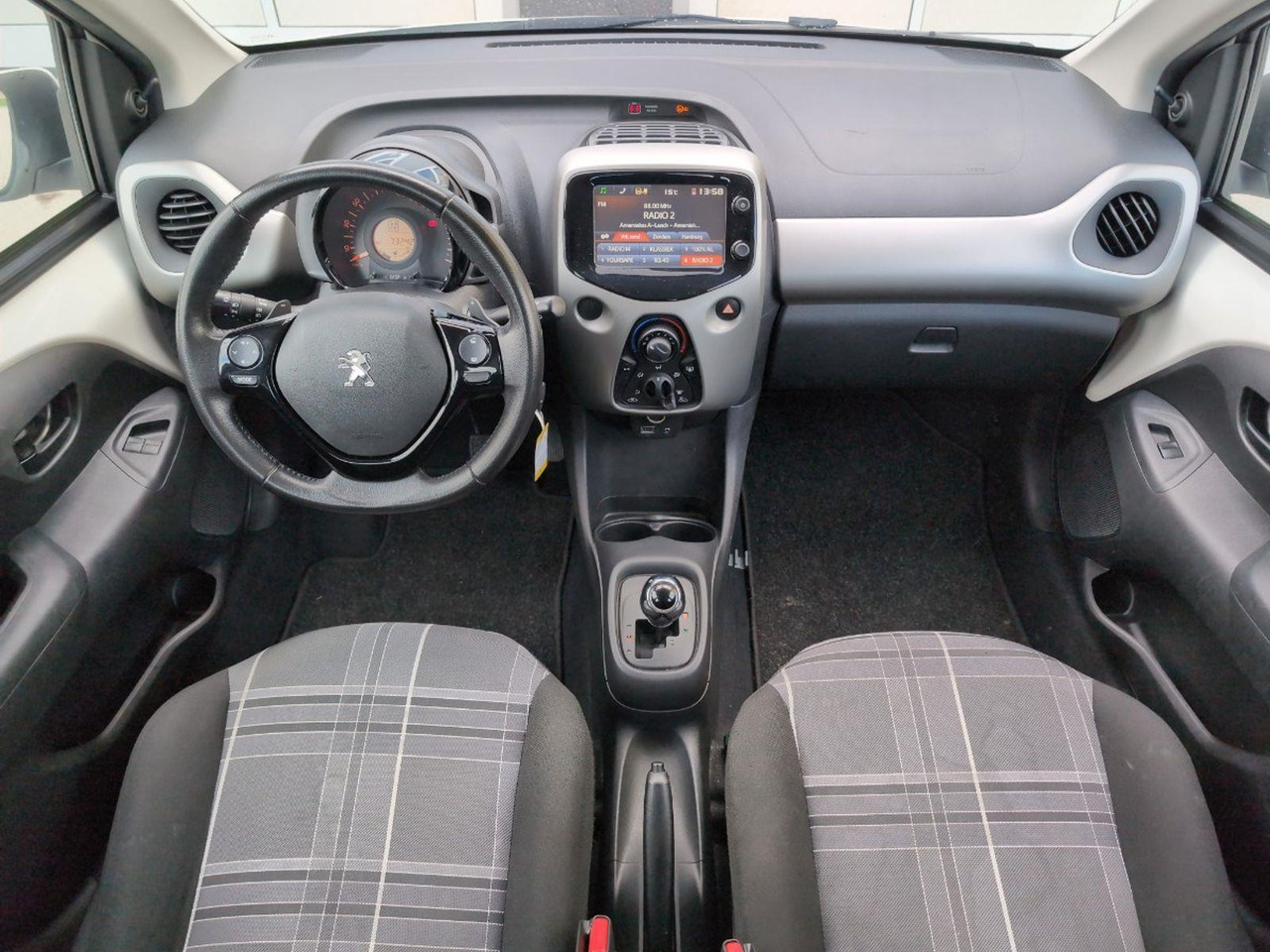 Peugeot 108 1.0 e - VTi Active | 2018 | 73.241 km | Automaat | SG254D | NAP: Logisch - Hatchback: foto 5 Peugeot 108 1.0 e - VTi Active | 2018 | 73.241 km | Automaat | SG254D | NAP: Logisch - Hatchback: foto 5