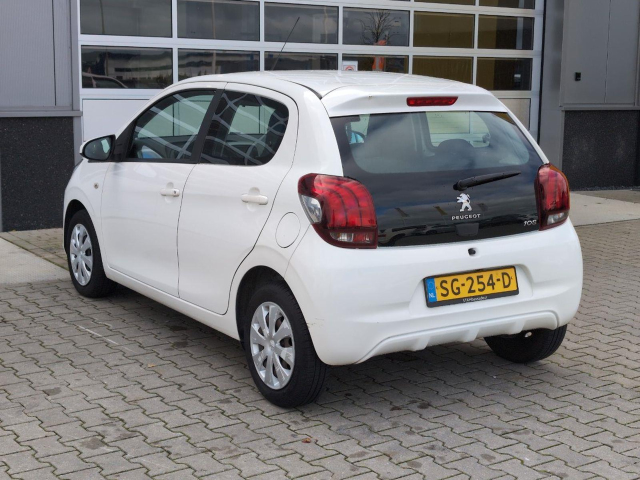Peugeot 108 1.0 e - VTi Active | 2018 | 73.241 km | Automaat | SG254D | NAP: Logisch - Hatchback: foto 3 Peugeot 108 1.0 e - VTi Active | 2018 | 73.241 km | Automaat | SG254D | NAP: Logisch - Hatchback: foto 3