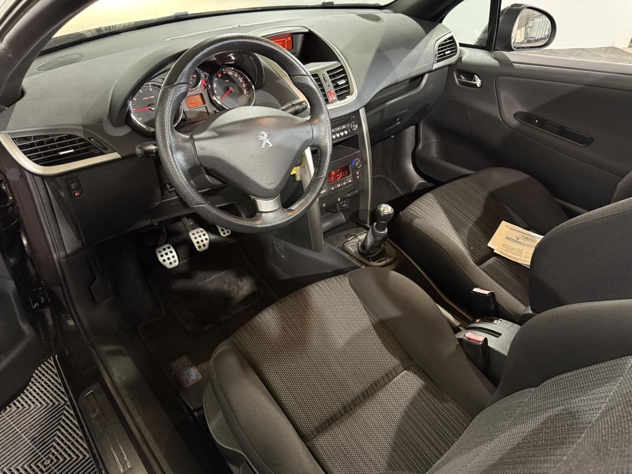 Peugeot 207 CC 1.6 VTI | 2012 | 168.808 km | H-824-FL - Automóvel: foto 3 Peugeot 207 CC 1.6 VTI | 2012 | 168.808 km | H-824-FL - Automóvel: foto 3